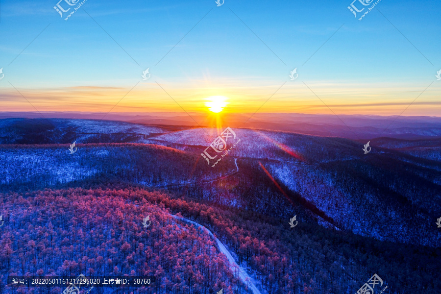 大兴安岭清晨雪色山岭日出