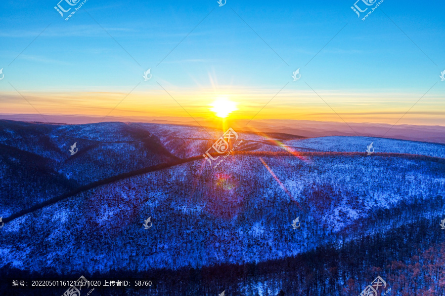 大兴安岭冬季雪色山岭日出