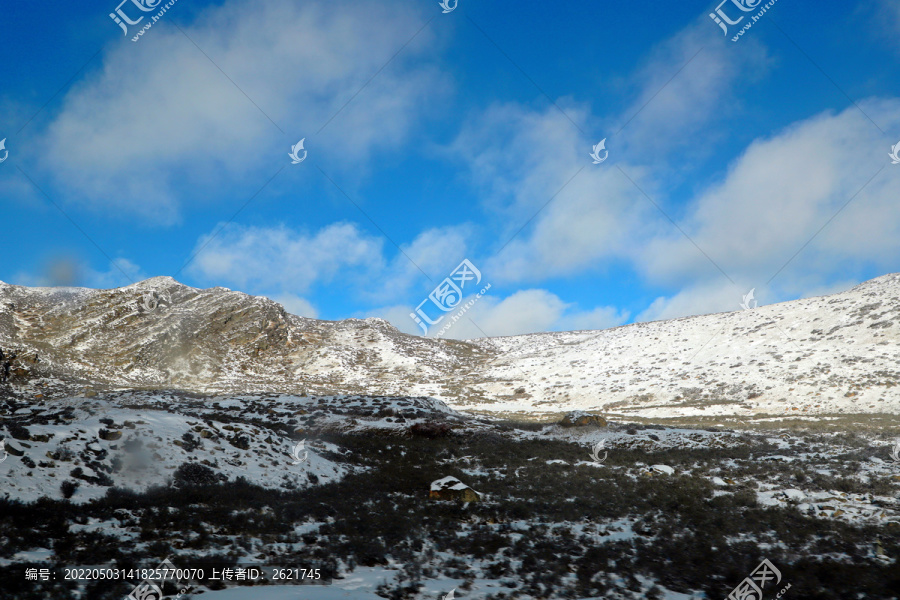 四川甘孜冬季蓝天白云雪山美景