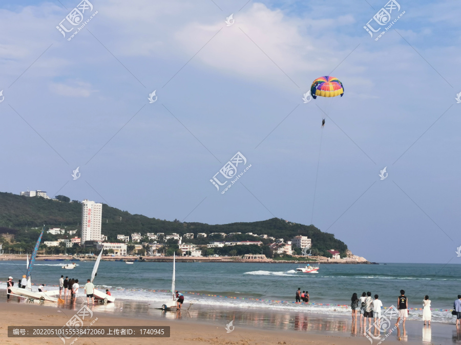 海滩大海跳伞