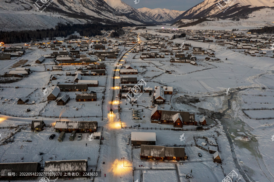 新疆阿勒泰禾木雪景夜景