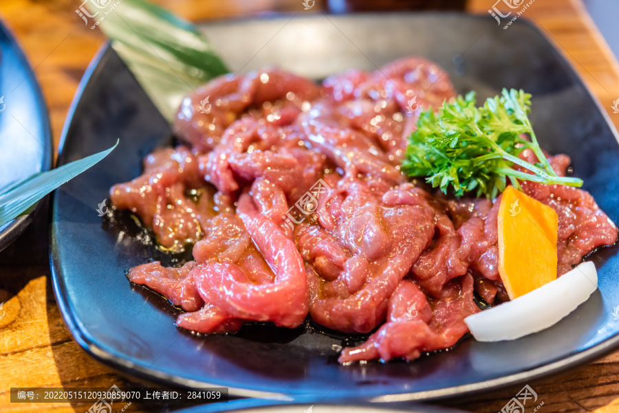 一罐腌制的生牛肉烤肉