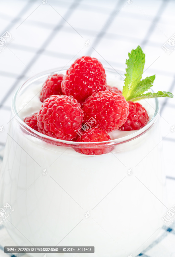桌子上的树莓酸奶