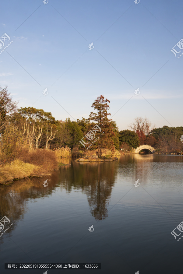 湖边秋景