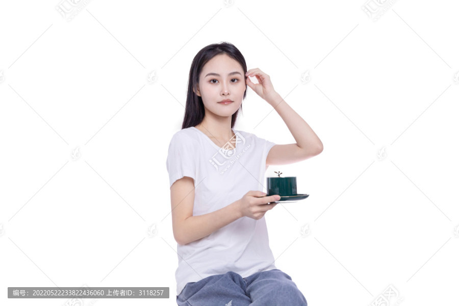 年轻的女性端着咖啡杯