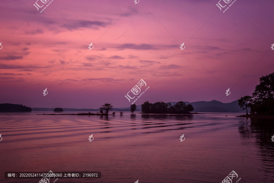 迷人的湖上落日