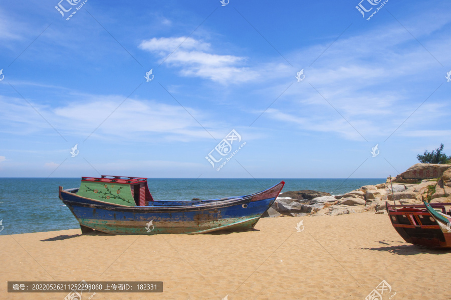 沙滩停靠的木船