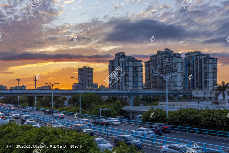 城市高架和建筑上空奇幻的红霞