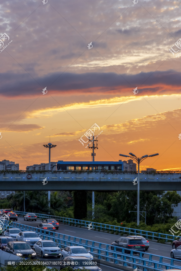 初夏黄昏晚霞映照城市天空