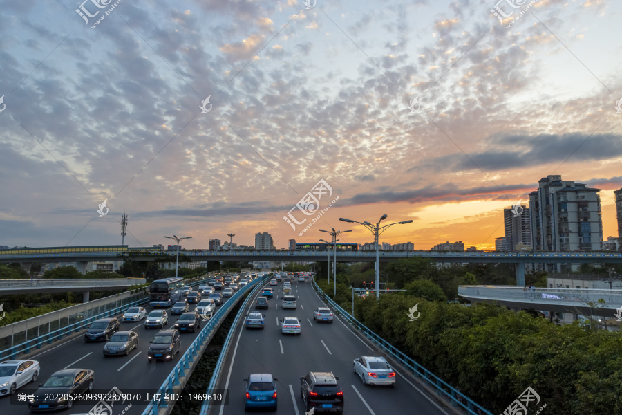 初夏黄昏城市干道上空的晚霞