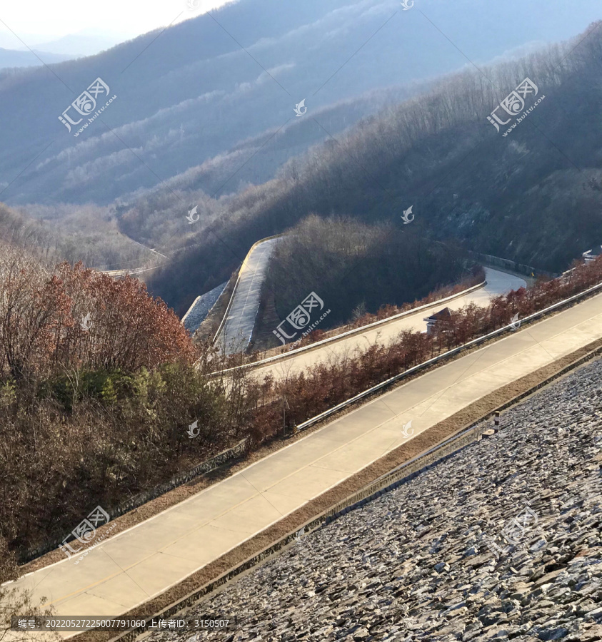 衣领盘山路