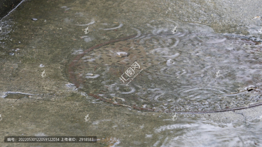 下雨积水城市排水下水道水井