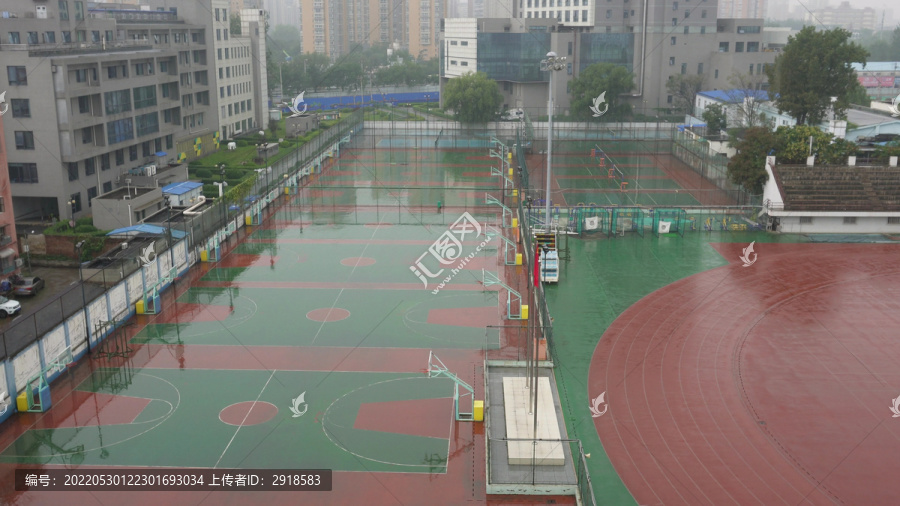 雨中篮球场体育场