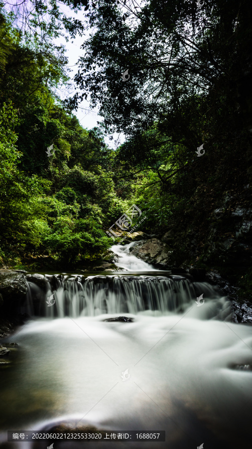 山间流水