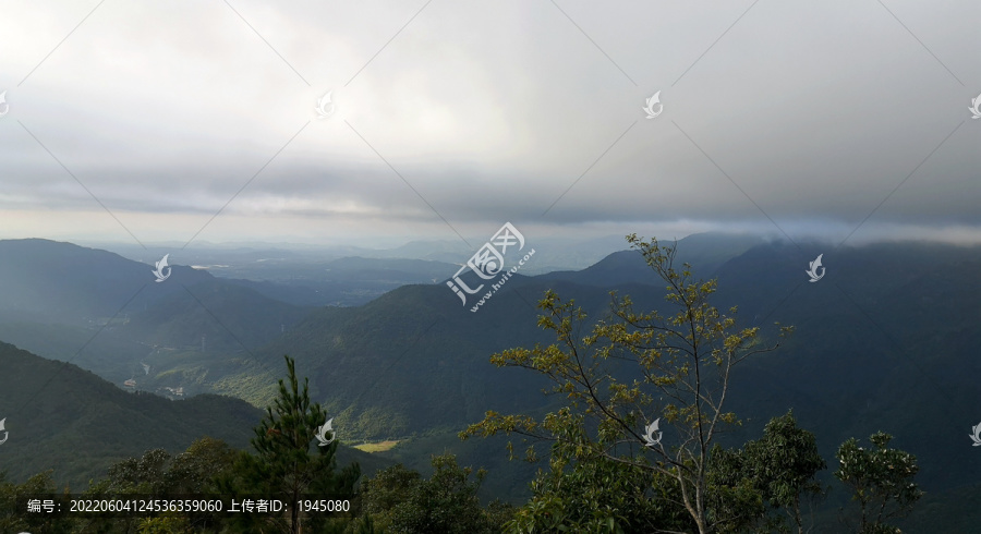 山顶云层