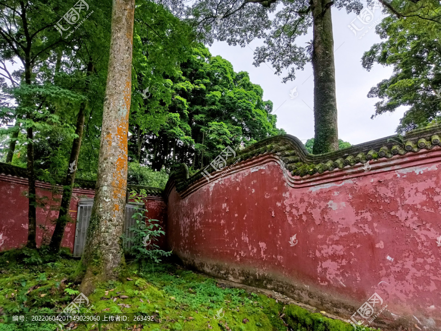 云峰寺院红墙绿树景观