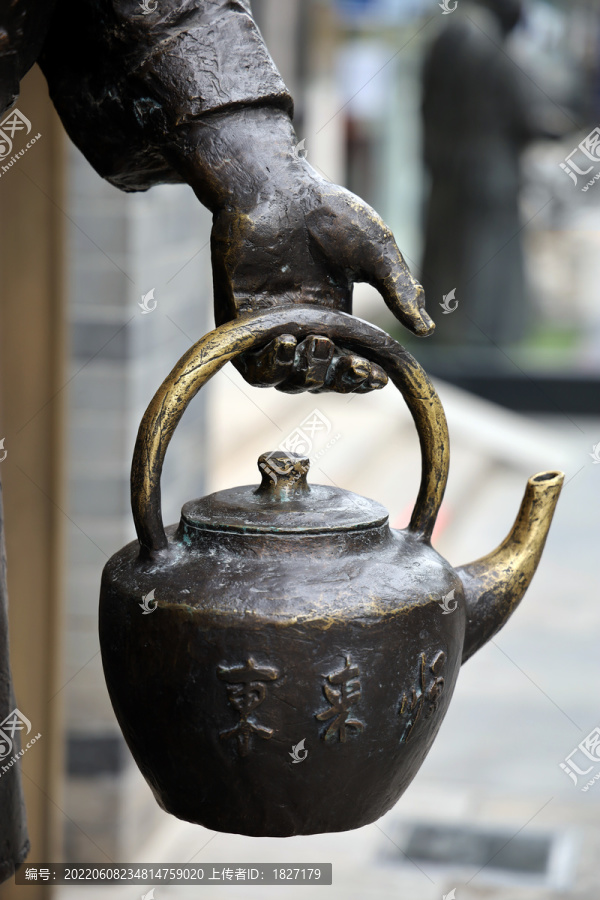 手提茶壶雕塑