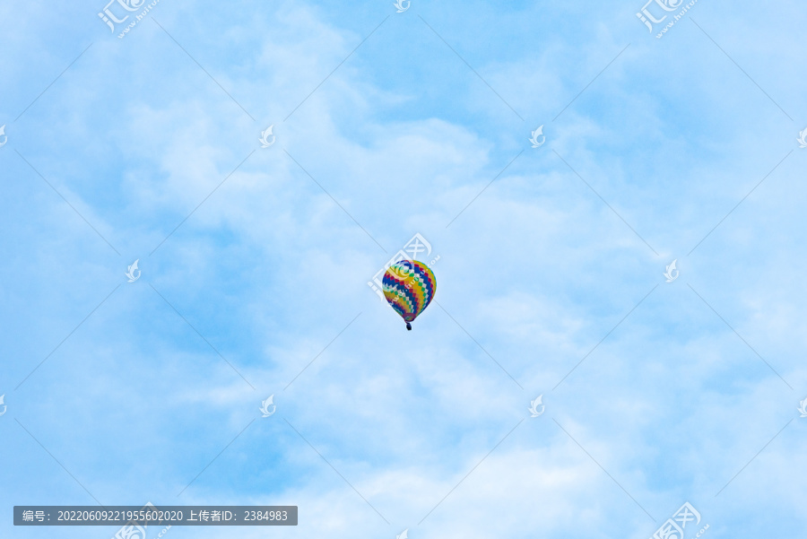 蓝天白云彩色热气球
