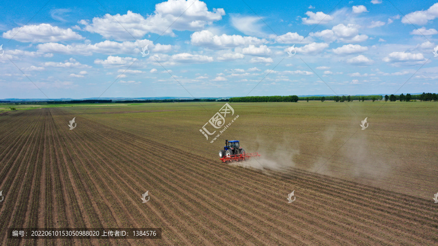 航拍东北黑土地大豆玉米田中耕