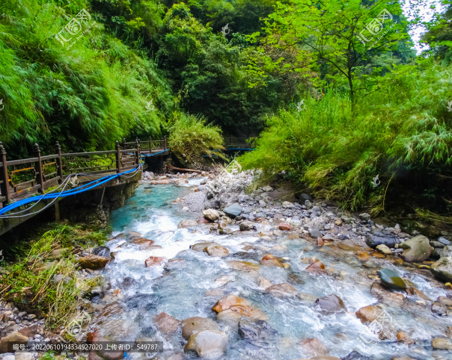 山涧溪流