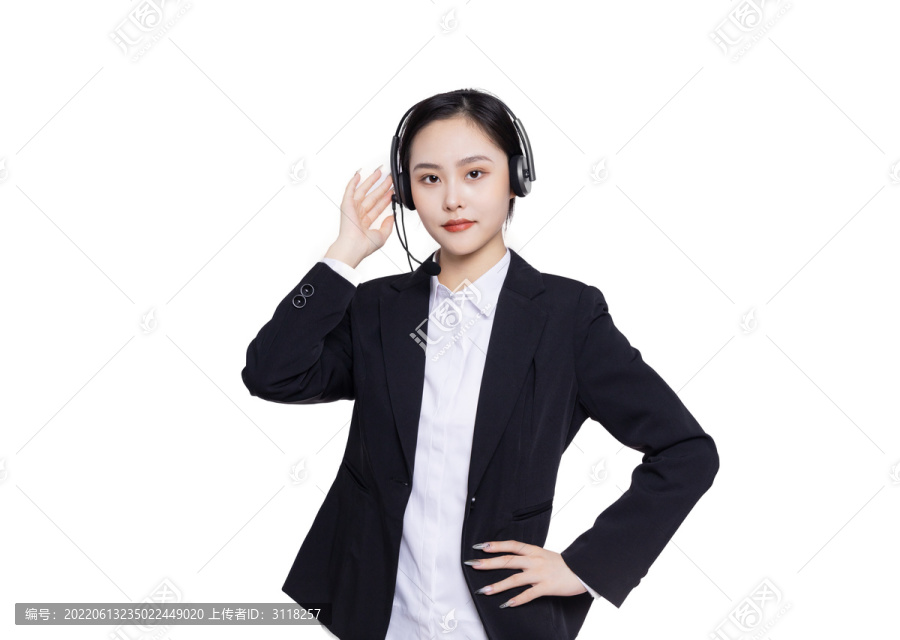 亚洲女客服戴着耳麦打电话