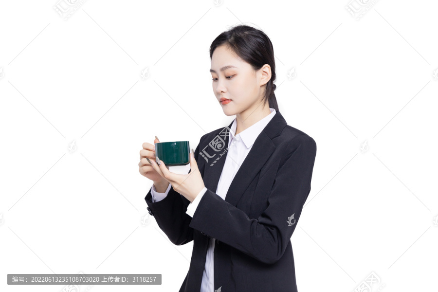 手持茶杯的美丽商务女性