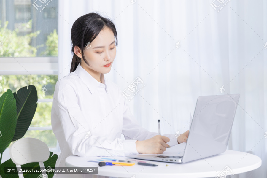 商务女性在电脑前办公