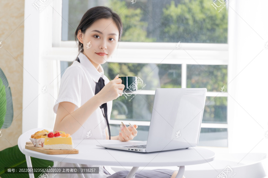 亚洲女性在电脑前写字办公