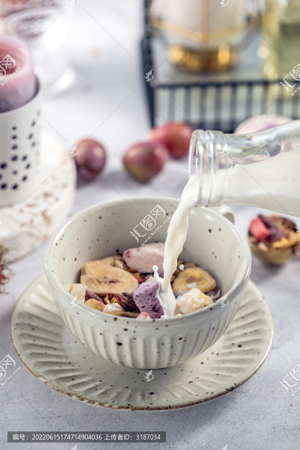 一碗营养牛奶酸奶水果冻干麦片