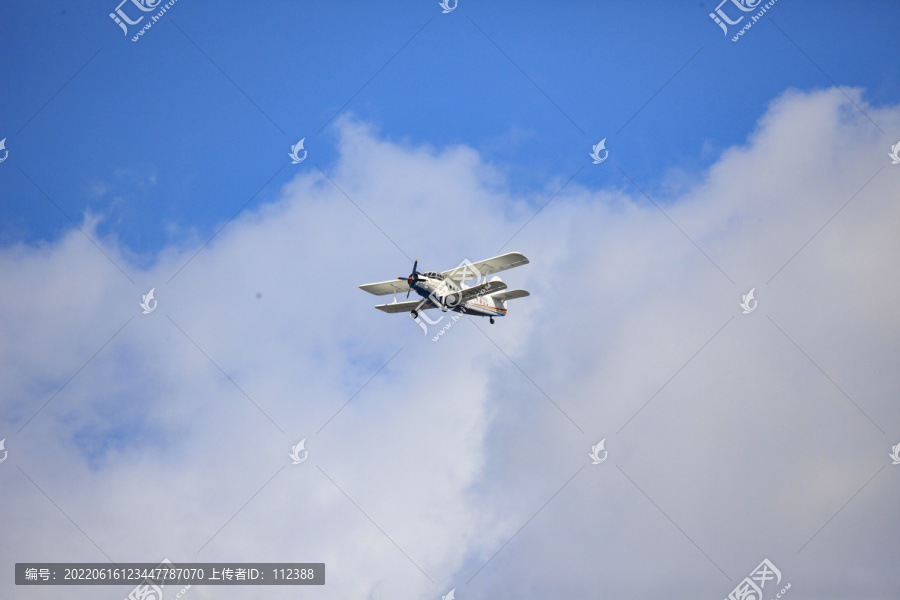 农用飞机空中翱翔蓝天白云巡逻