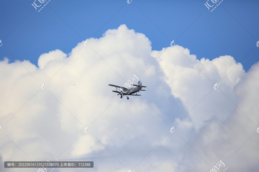 农用飞机空中翱翔蓝天白云巡逻