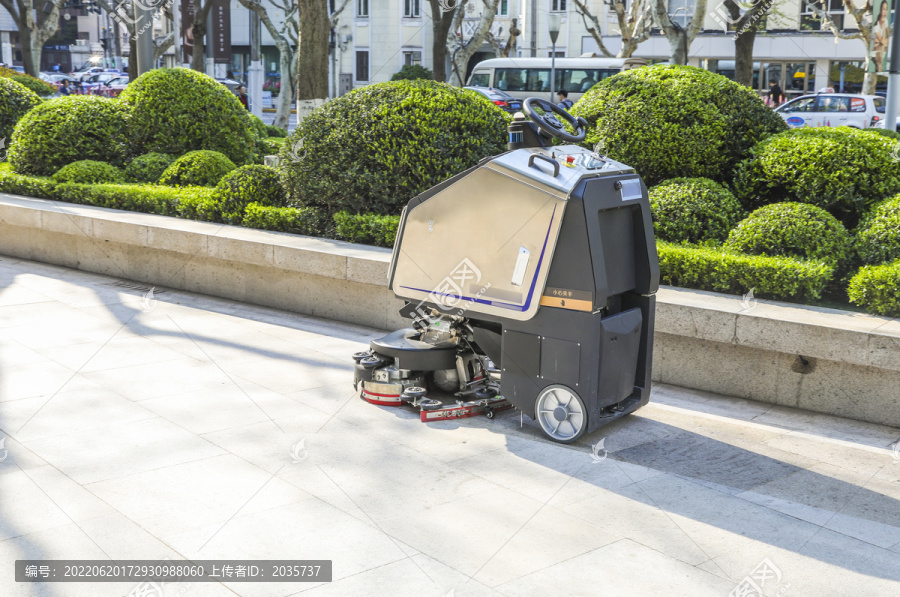 上海街道上的智能清扫机器人