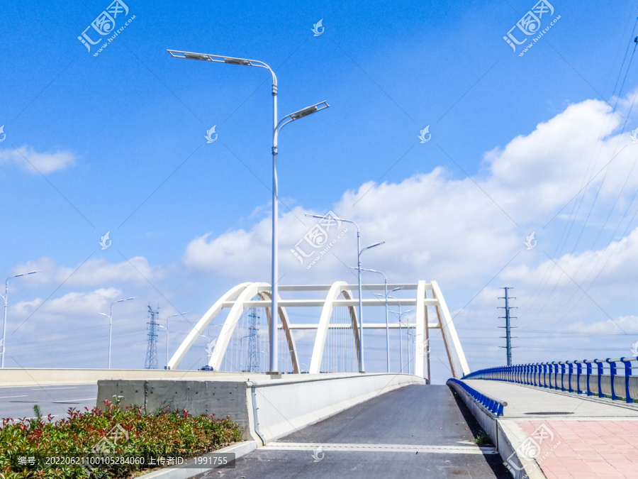 蓝天白云路面大桥