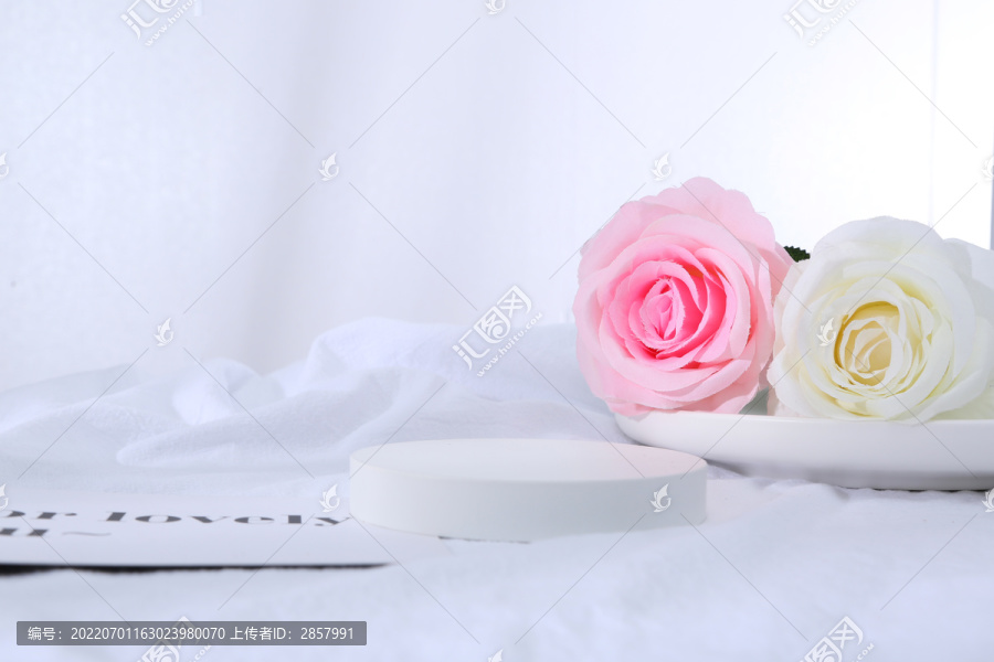 粉色花卉香水产品展示背景
