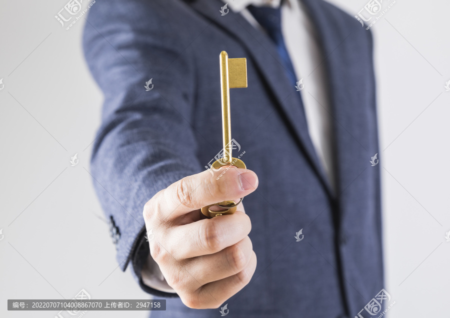 一只手拿着的金色钥匙