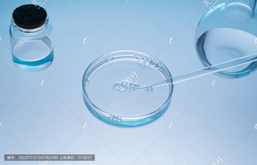 实验室中玻璃器皿中搅拌水泡
