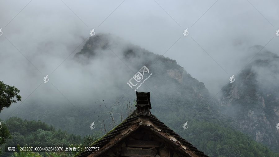 烟雾缭绕的山峰