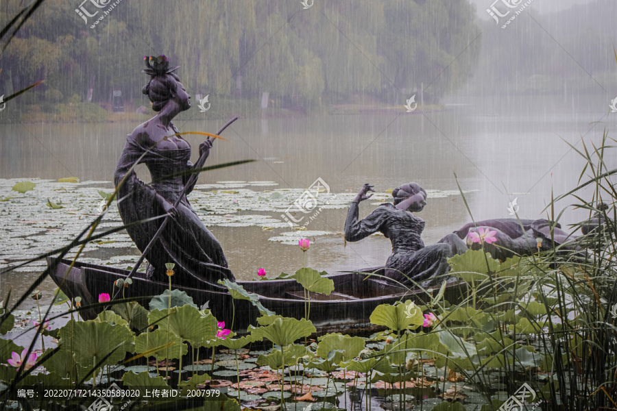 雨中的大明宫雕塑