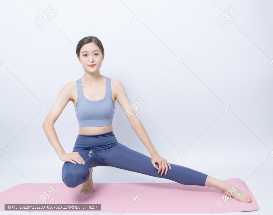 在做瑜伽运动的女性
