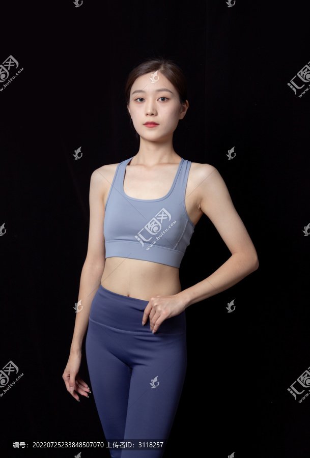 穿运动服的女性在运动健身