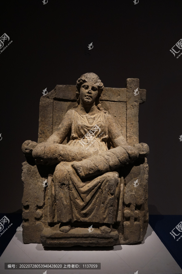公元前4世纪凝灰岩母亲像