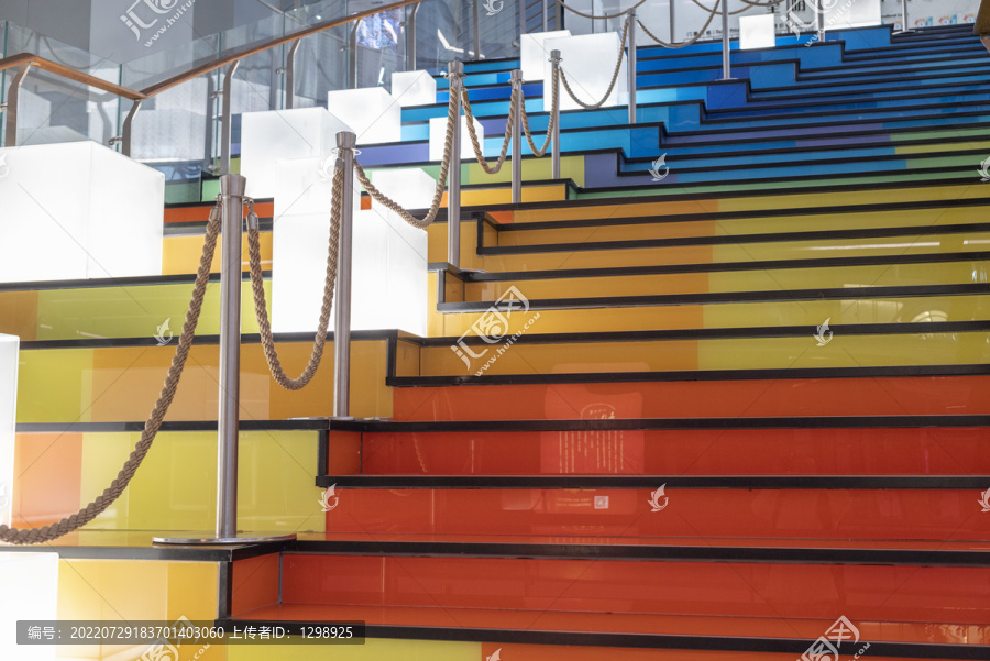 商场内部彩色楼梯