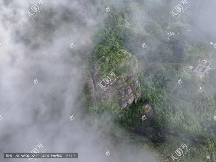 都峤山云雾