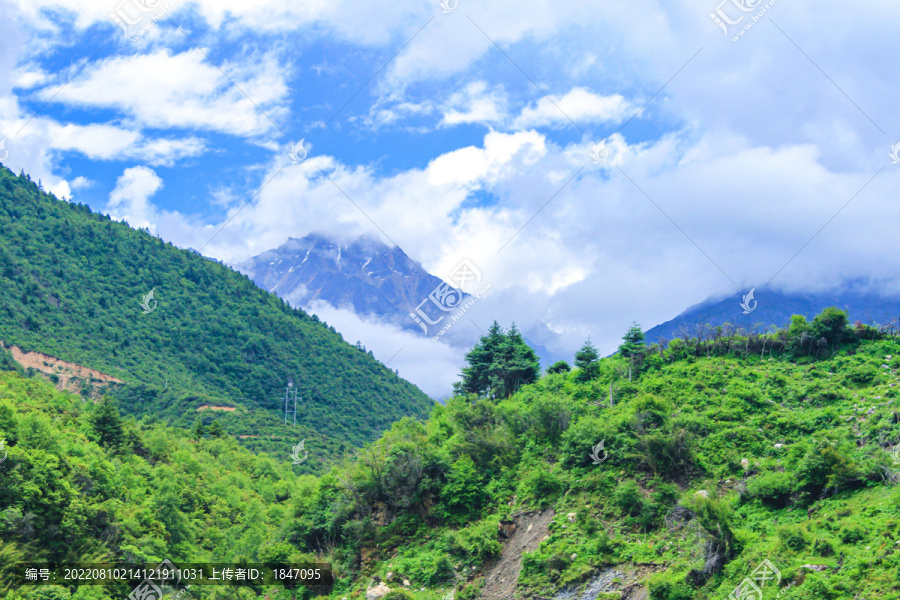 雅拉神山