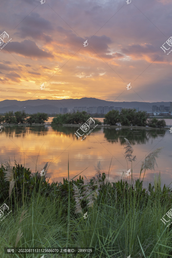 云南昆明滇池日落晚霞风景