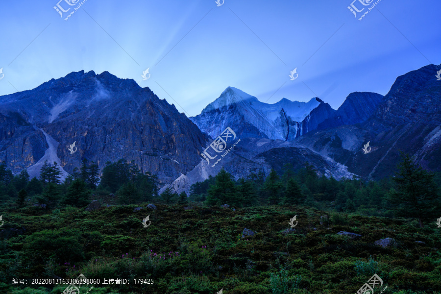 甘孜稻城亚丁夏诺多吉雪山