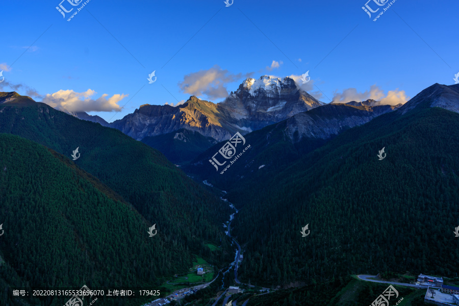 稻城亚丁仙乃日雪山日照金山