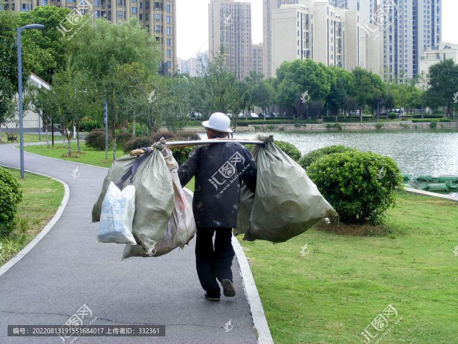 城里收废品的老人