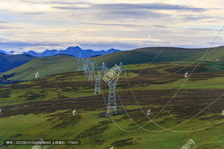 四川甘孜藏区高原草甸输电铁塔