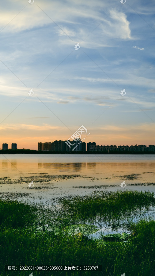 夕阳下的城市和湖泊